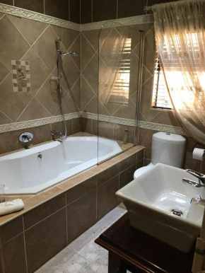  Le Cozmo Guesthouse  Йоханнесбург